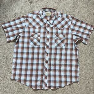 Wrangler, western, brown plaid short sleeve men’s shirt. Snap shut buttons.